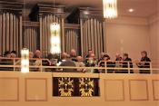 Der Kirchenchor Caecilia unter Leitung von Peter Höller gestaltet die Drei-Königs-Messe...