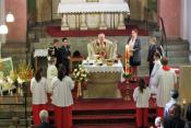 Zum Hochgebet sind die Erstkommunionkinder um den Altar versammelt