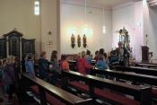 Diakon Udo Casel begrüßt die Kommunionkinder in der Kirche...