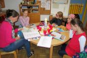 Ittenbacher Kommunionkinder arbeiten an ihren Unterlagen in der Gruppe...