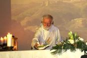 Jetzt wird das Original Licht aus Bethlehem auf dem Altar entzündet
