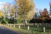Bei herrlichem Herbstwetter trafen sich viele Besucherinnen und Besucher auf dem Soldatenfriedhof um der Gefallenen der beiden Weltkriege zu gedenken.